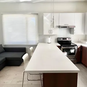 https://villa-brand-new-modern-laneway-house.richmond-hotels.com